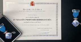 A Fundaçao Professor Uría recebe a medalha de prata de mérito social nas prisões