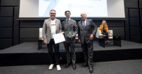 Andoni Aduriz presents Pablo Muruaga with the ninth Rodrigo Uría Meruéndano Art Law Award