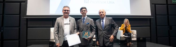 Andoni Aduriz presents Pablo Muruaga with the ninth Rodrigo Uría Meruéndano Art Law Award